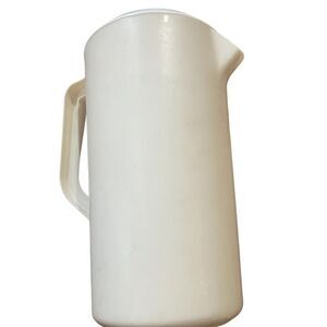 Vintage Rubbermaid Cream color 2.25 Qt. J-2445 Pitcher w/White Lid